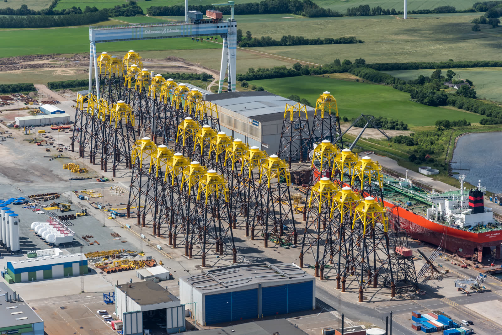 Offshore-fundamenter på Lindø — Port of Odense